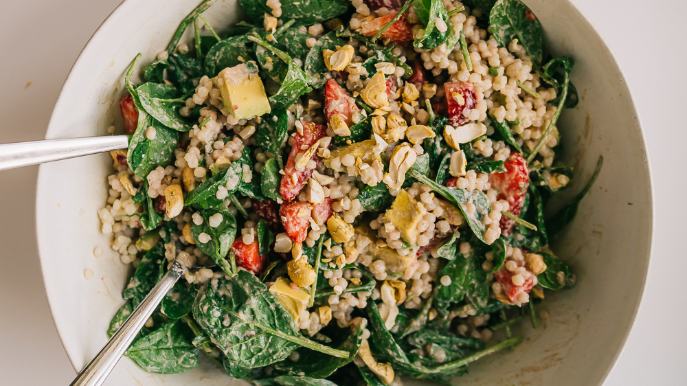 Fruchtiger Couscous-Salat mit cremigem Balsamico-Cashew-Dressing