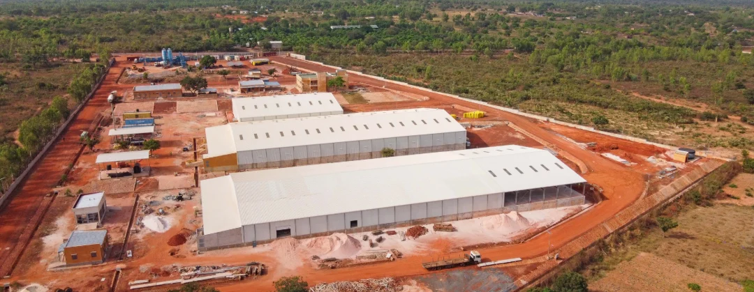 Photo prise par drone d'un site industriel comprenant trois halls de production, gebana.com