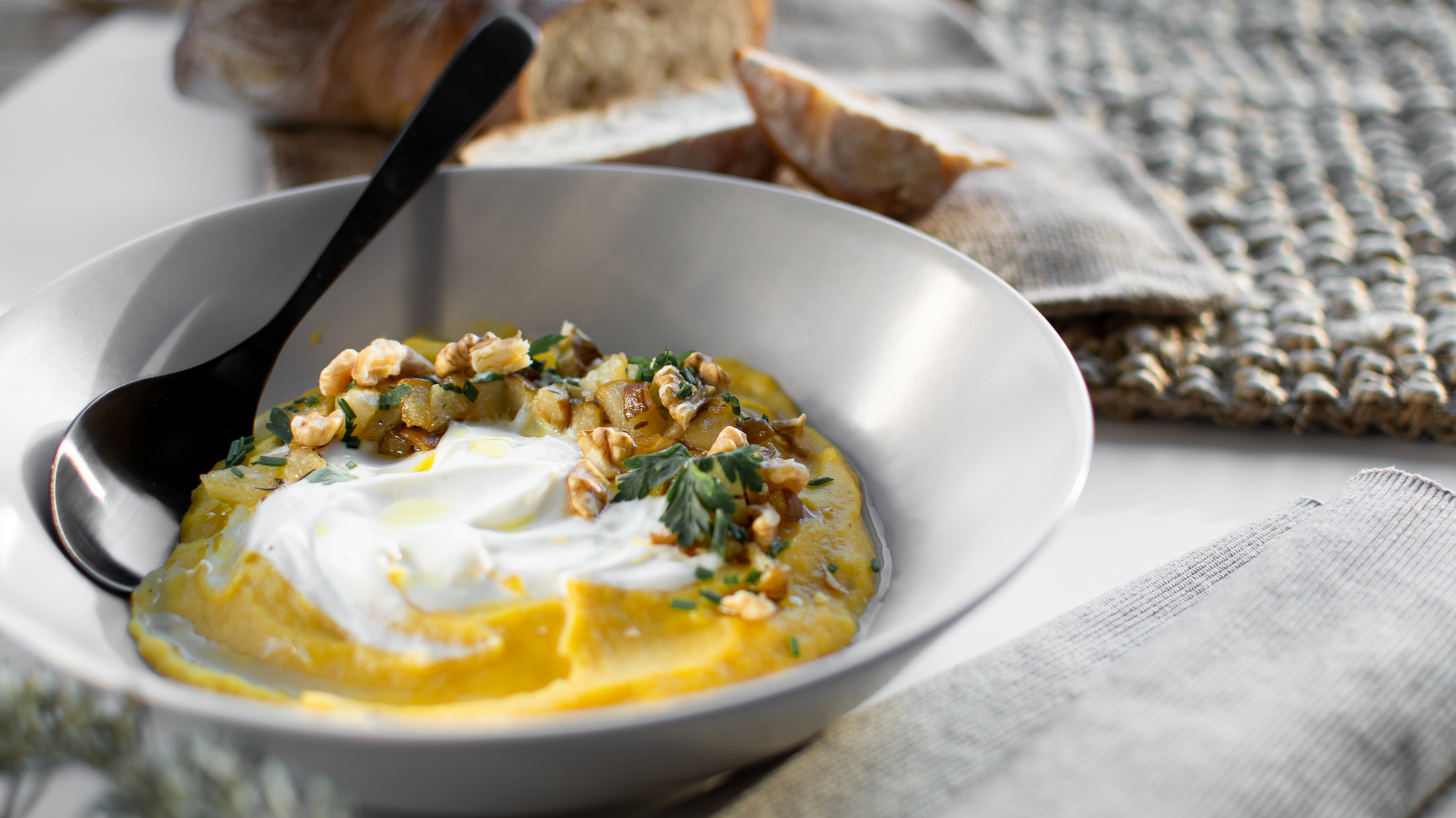 Topinamburcrème mit Ricotta, Birne und Walnuss