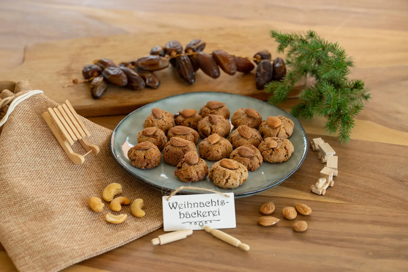 Weihnachtsguetsli mit Fonio, Datteln und Mandeln