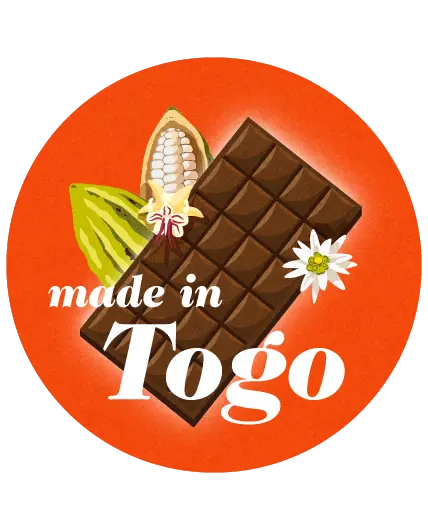 Tablette de chocolat stylisée, cabosses et fleurs de cacao sur fond rouge. Inscription blanche « made in Togo » - gebana.com