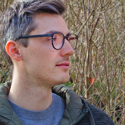 Foto eines Bauern im Seitenprofil, Ästehintergund - gebana.com