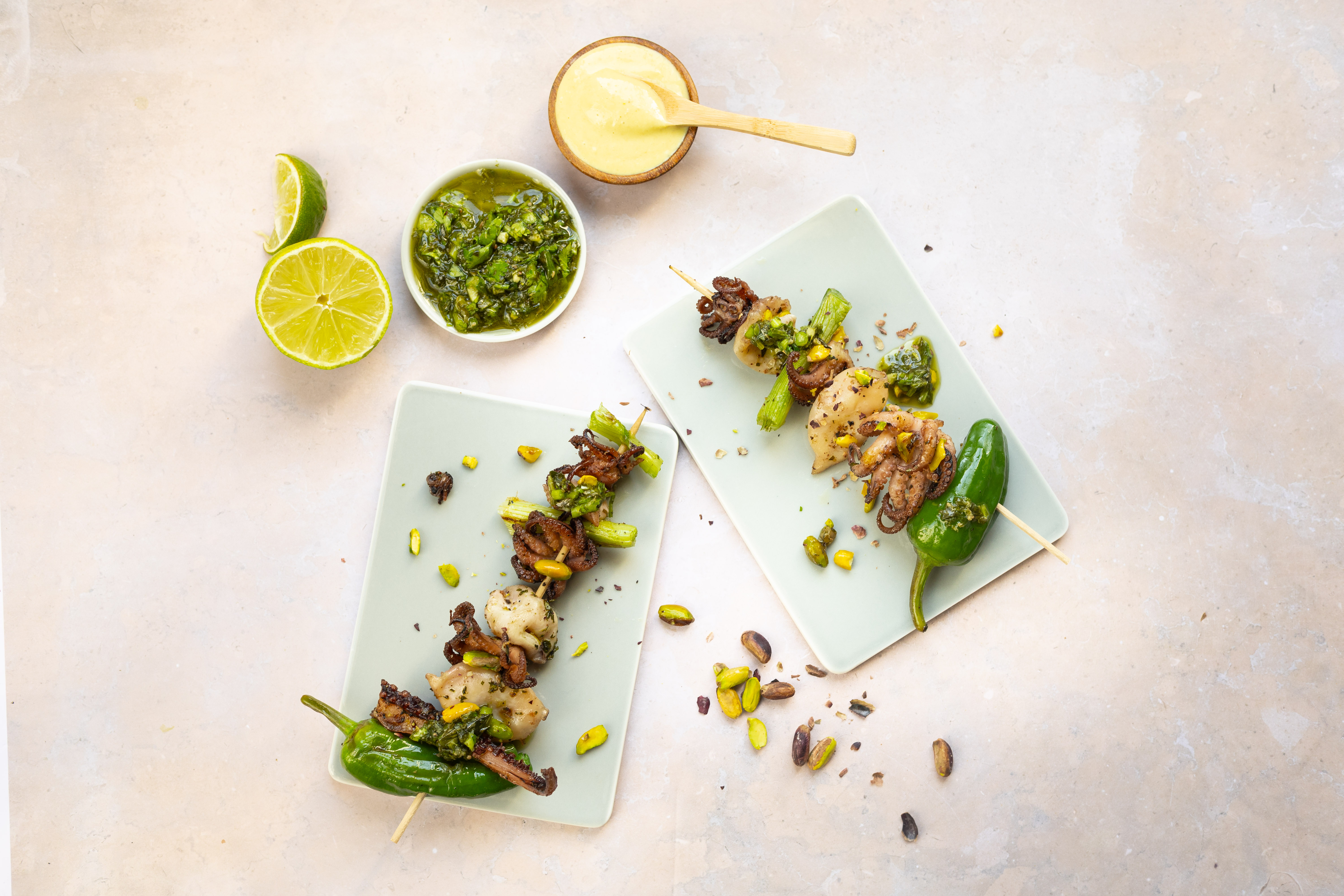 Brochettes de calamars à la salsa verde, aïoli au citron vert lime et pistaches