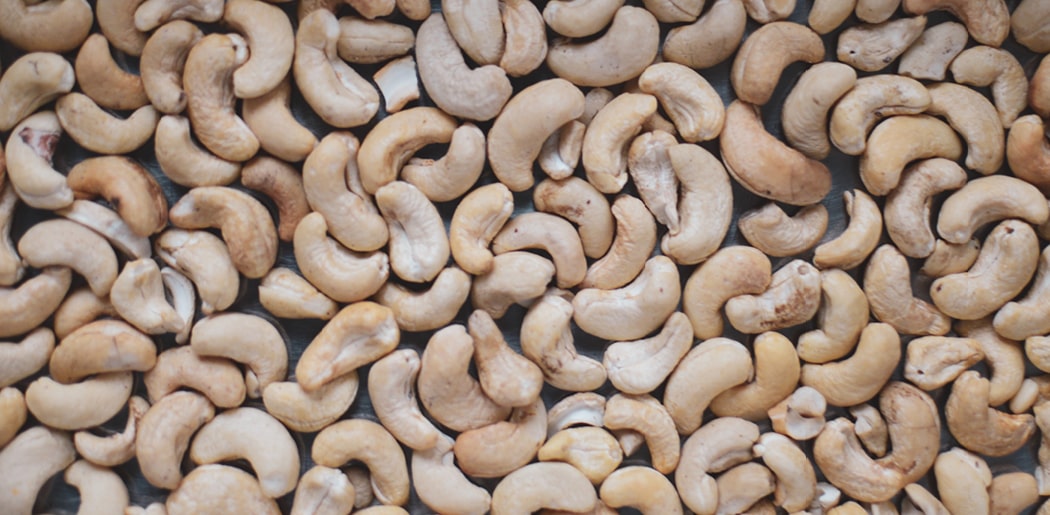 Cashews liegen dicht an dicht auf einer Fläche