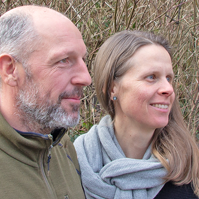 Foto von einem Mann und einer Frau im Seitenprofil, Ästehintergrund - gebana.com