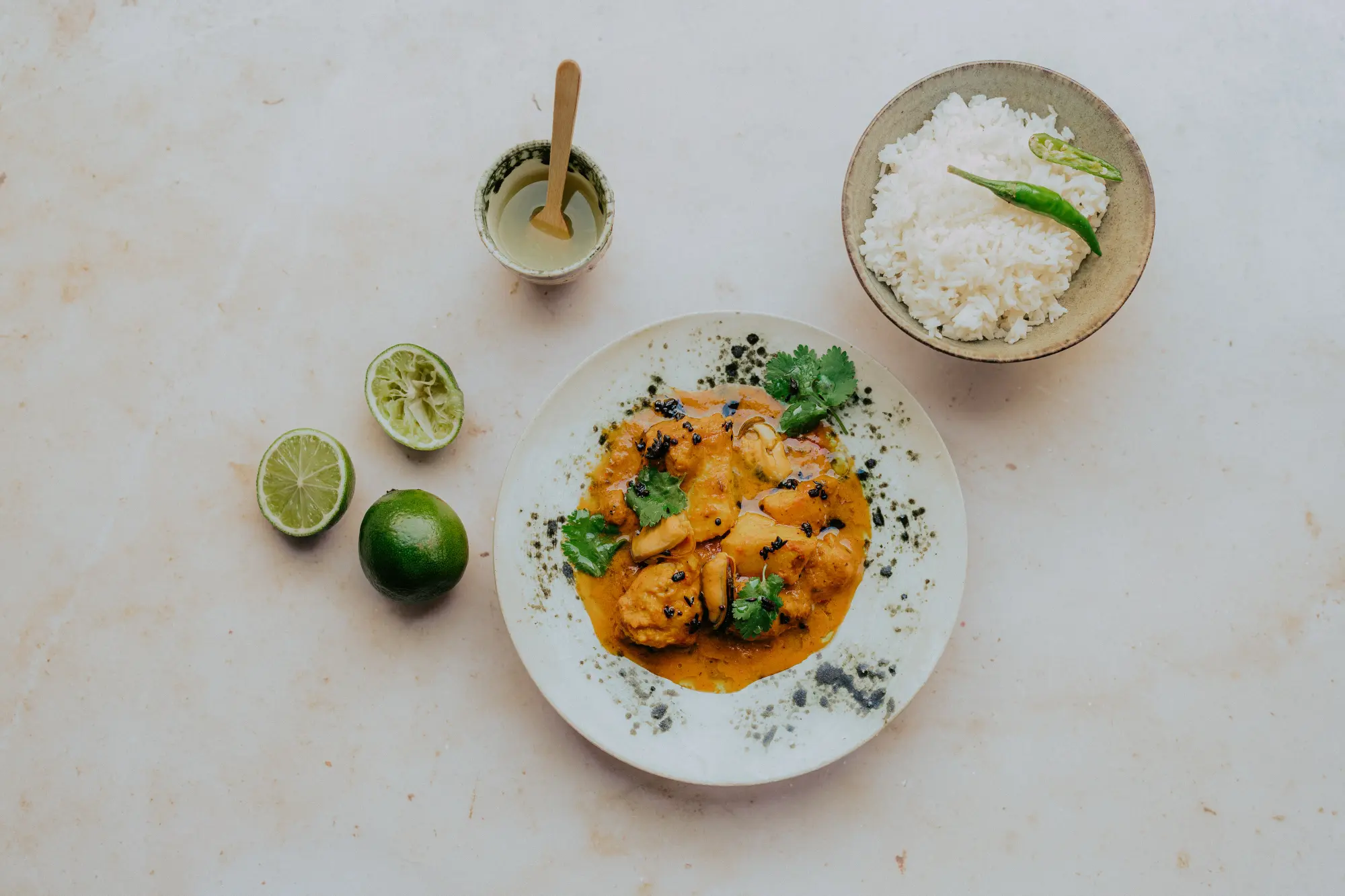 Curry de poisson au lait de coco, riz basmati et citrons verts lime