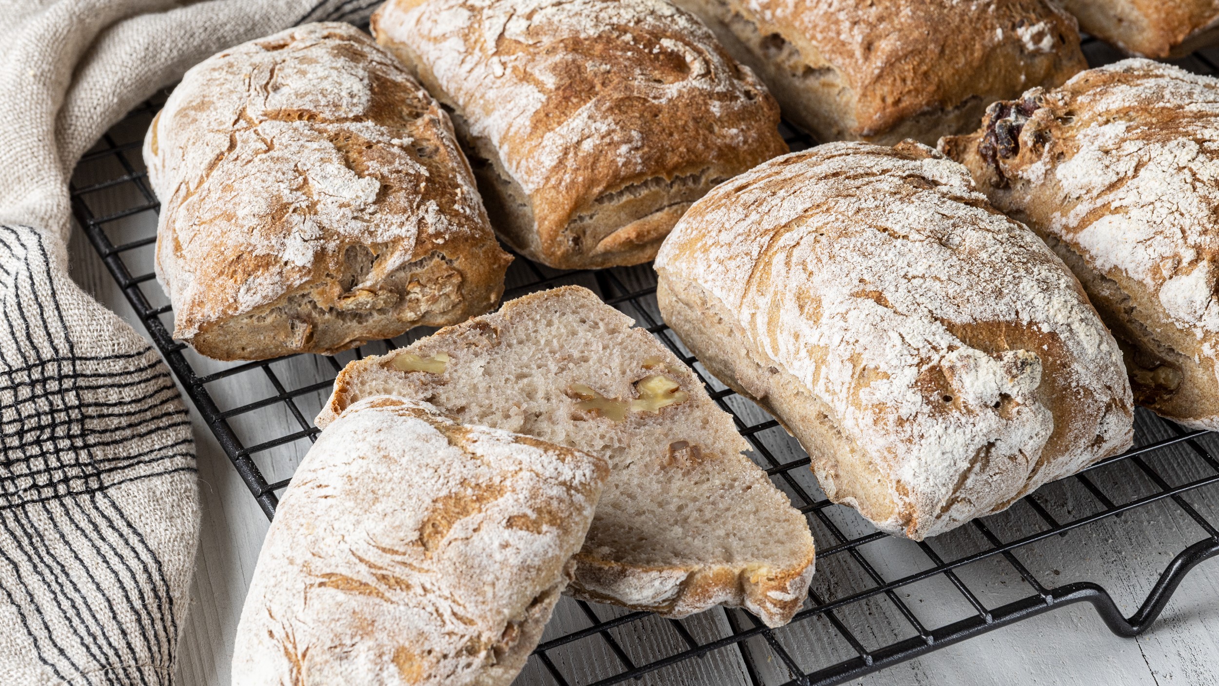 Roggenbrötchen mit Baumnüssen