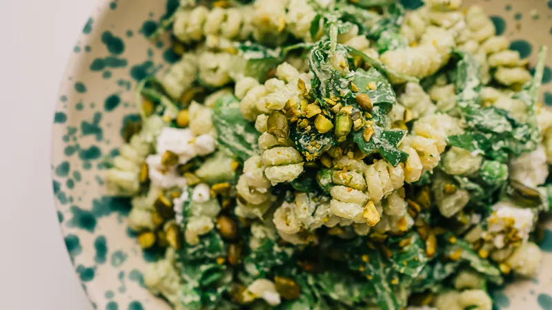 Nudelsalat mit grünem Cashew-Dressing