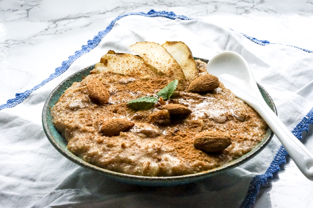 Petit-déjeuner aux figues, poires et céréales