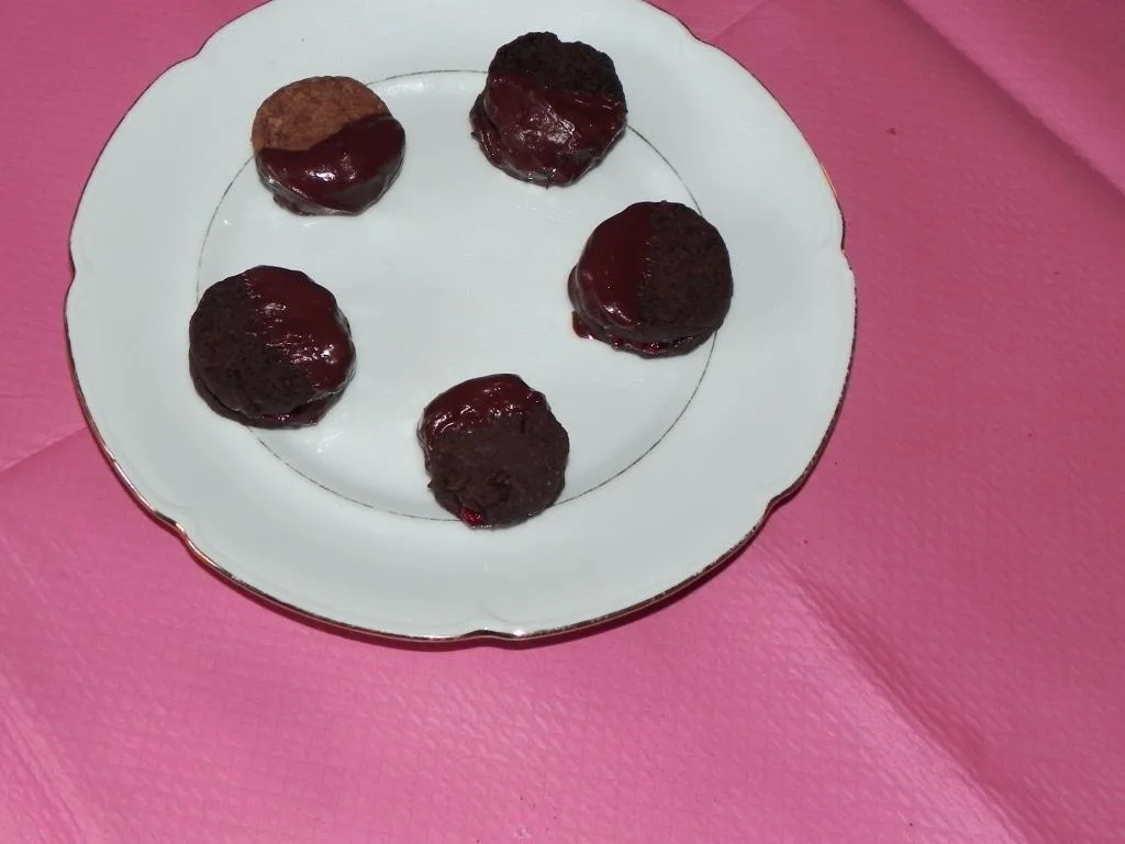 Schokolade-Sablés mit Himbeerfüllung