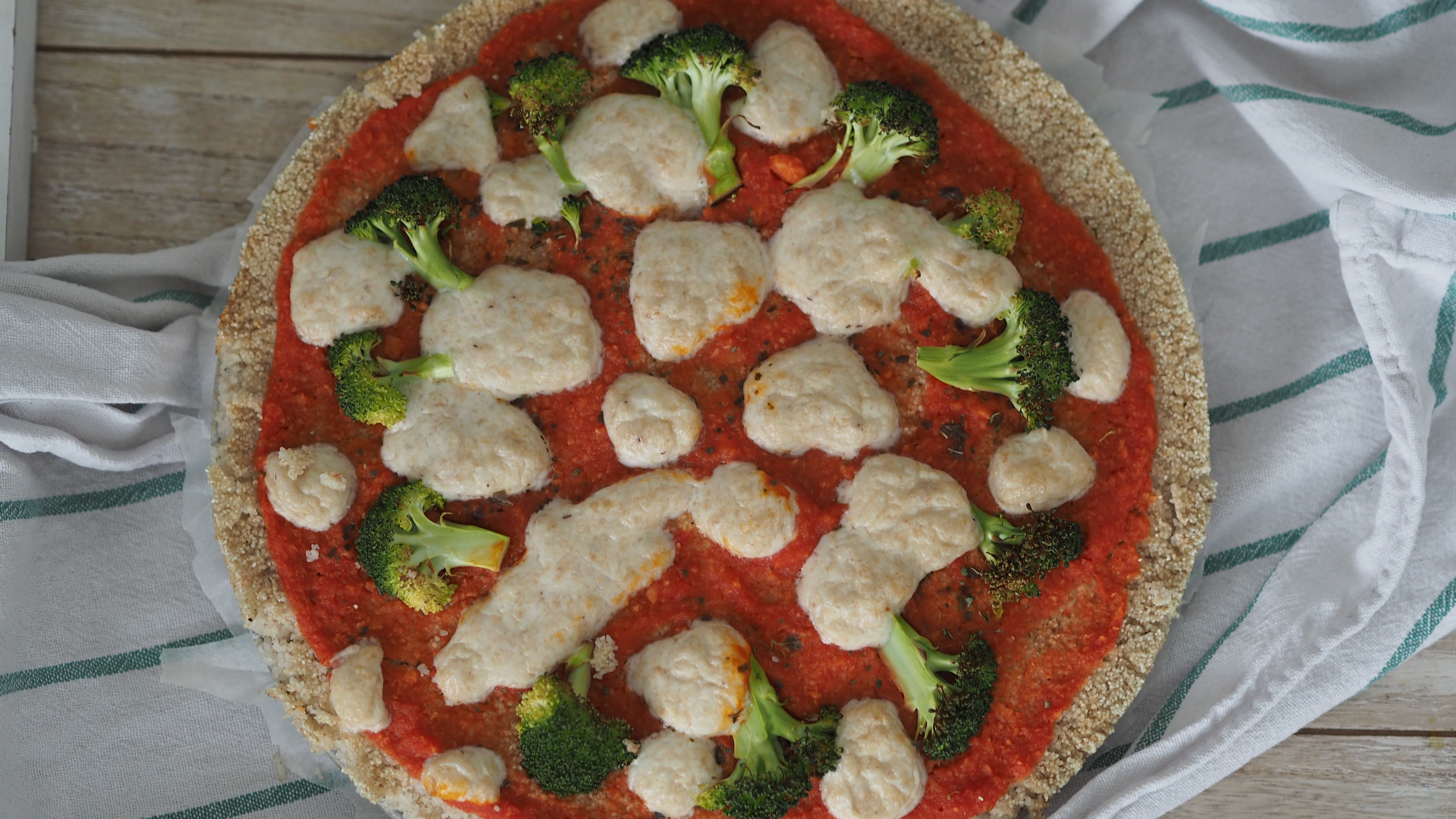 Pizza de fonio vegan