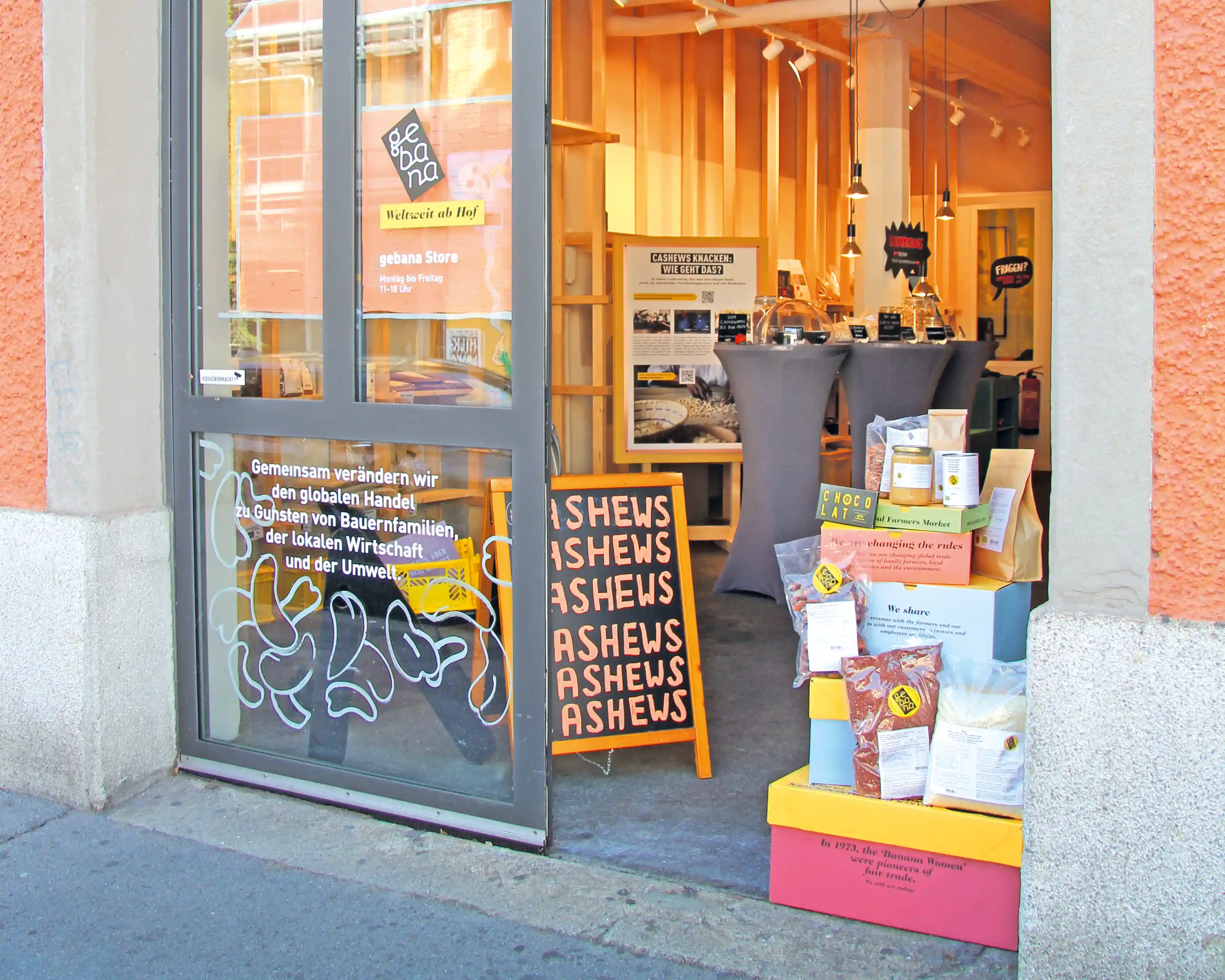 Foto vom Eingang des gebana Stores in Zürich