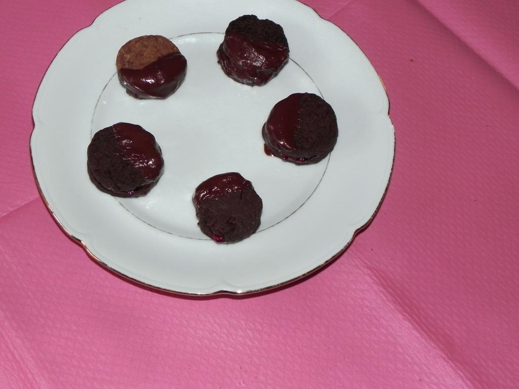 Sablés au chocolat garnis de framboise