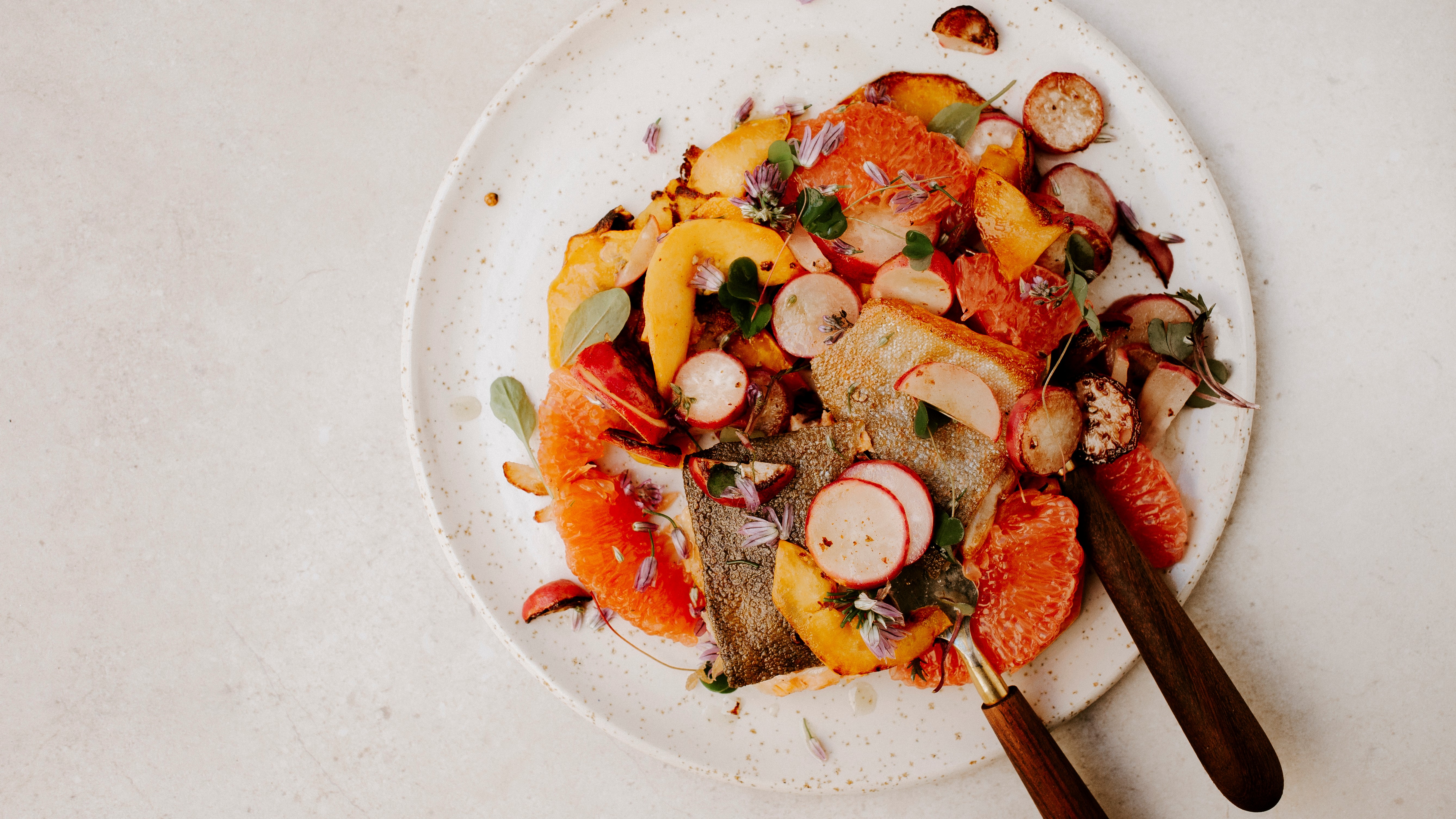 Saibling mit Grapefruit, Butternut-Kürbis und Radieschen