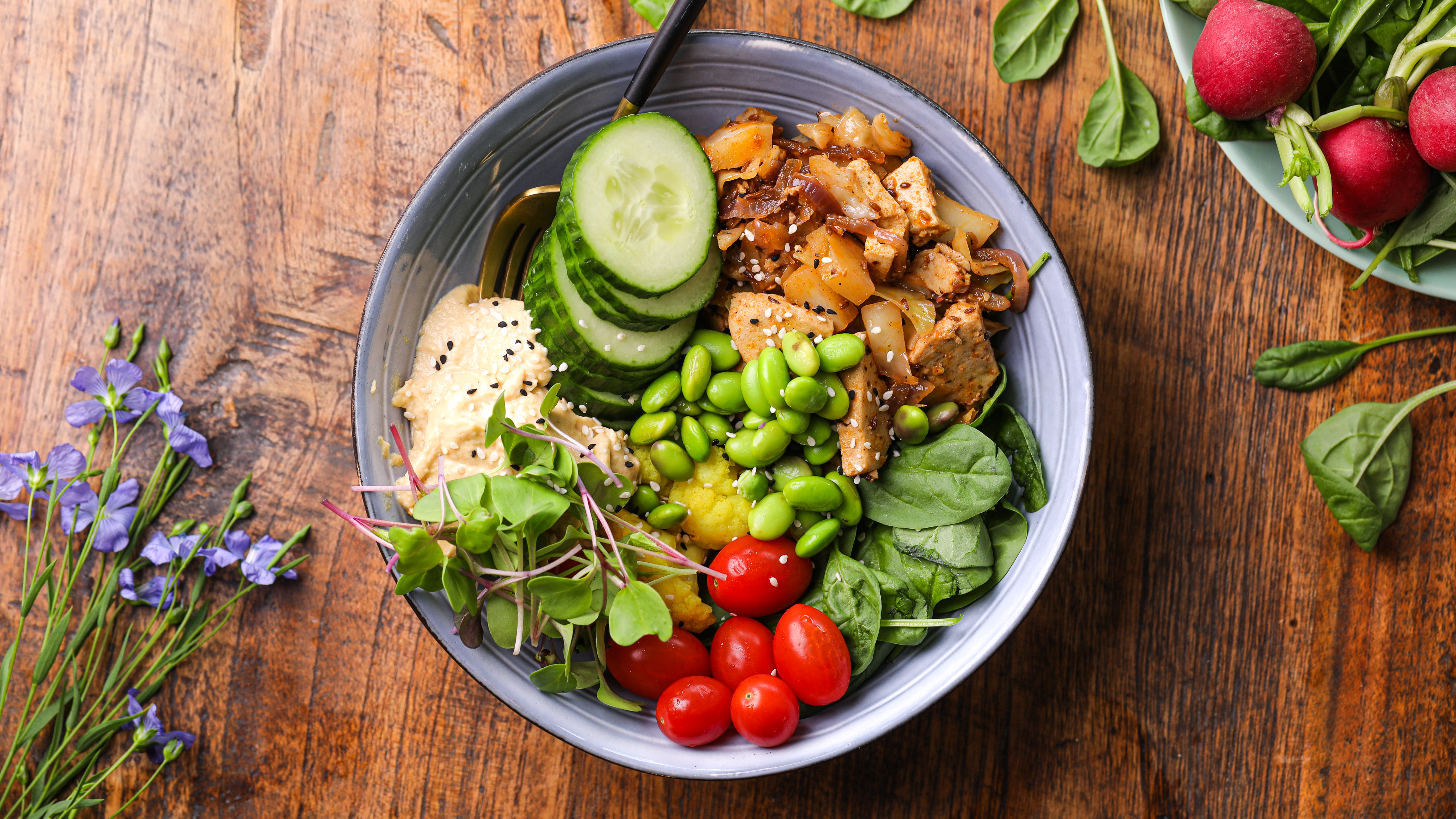 Proteinbowl mit Hummus