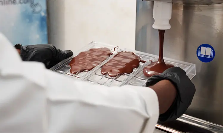 Le chocolat liquide est versé dans des moules - gebana.com