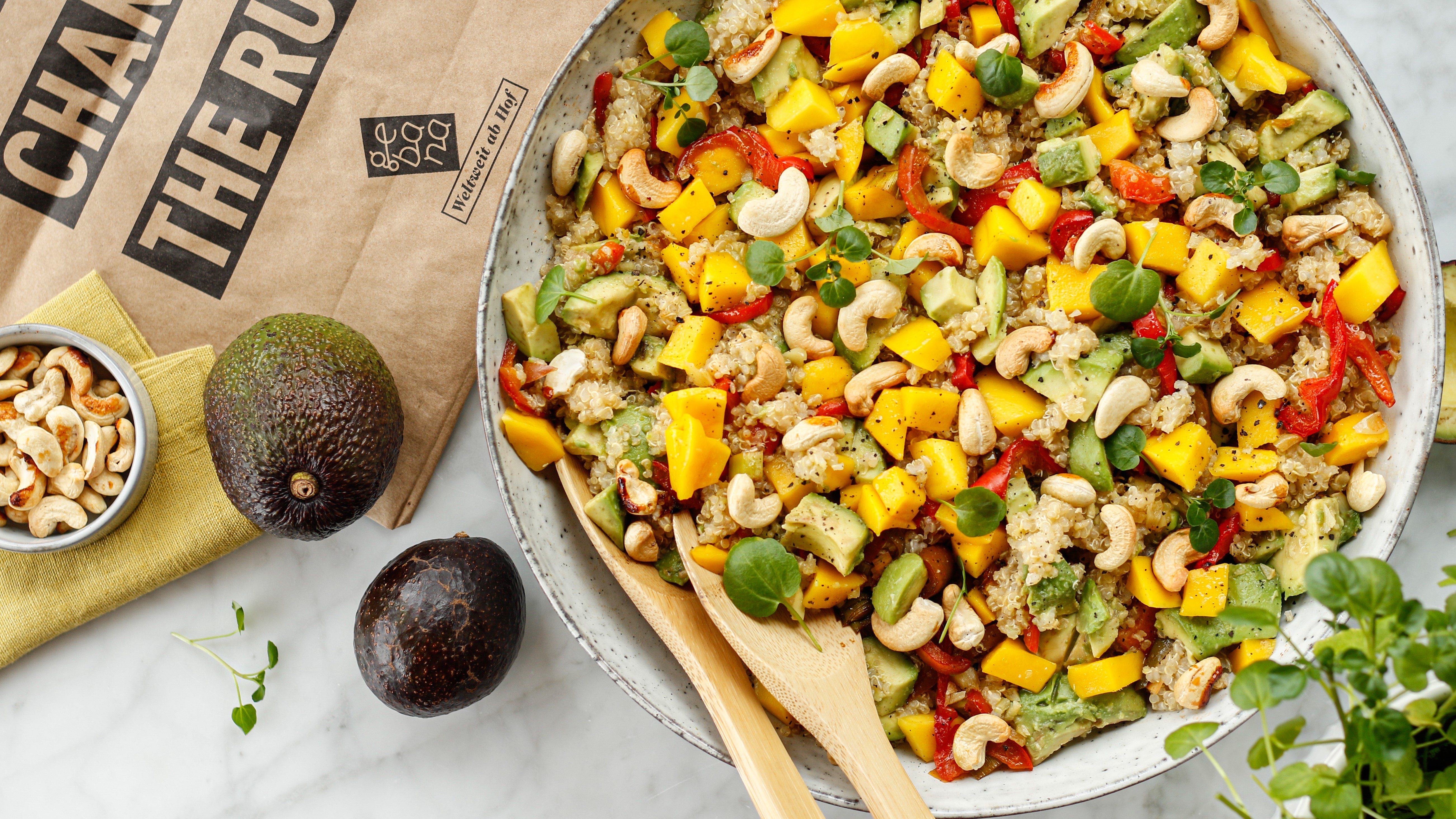 Quinoasalat mit Mango, Avocado und Cashews