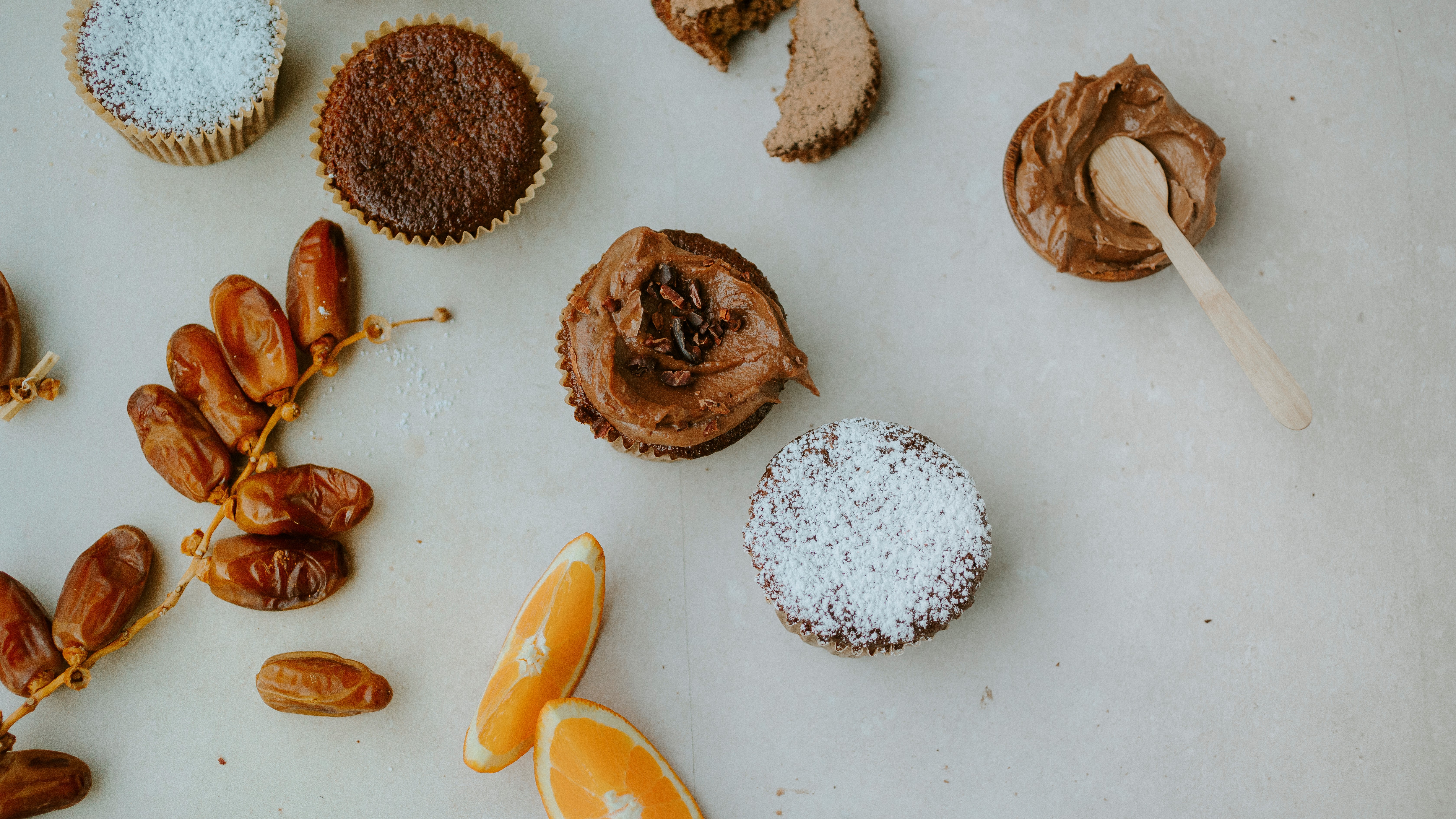 Mandelmuffins mit Orange und Dattel-Kakao-Frosting