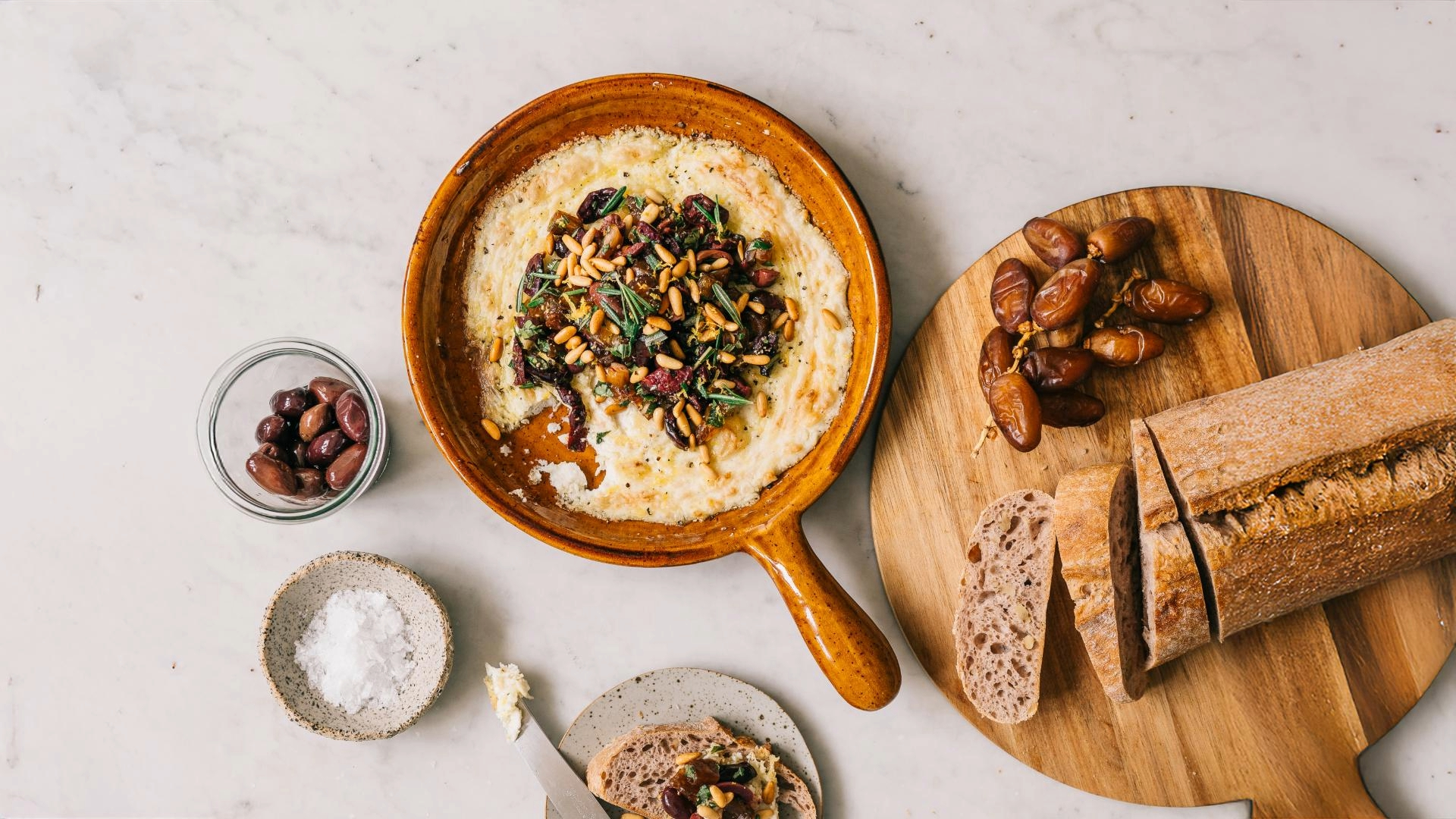 Dip de feta avec garniture aux dattes