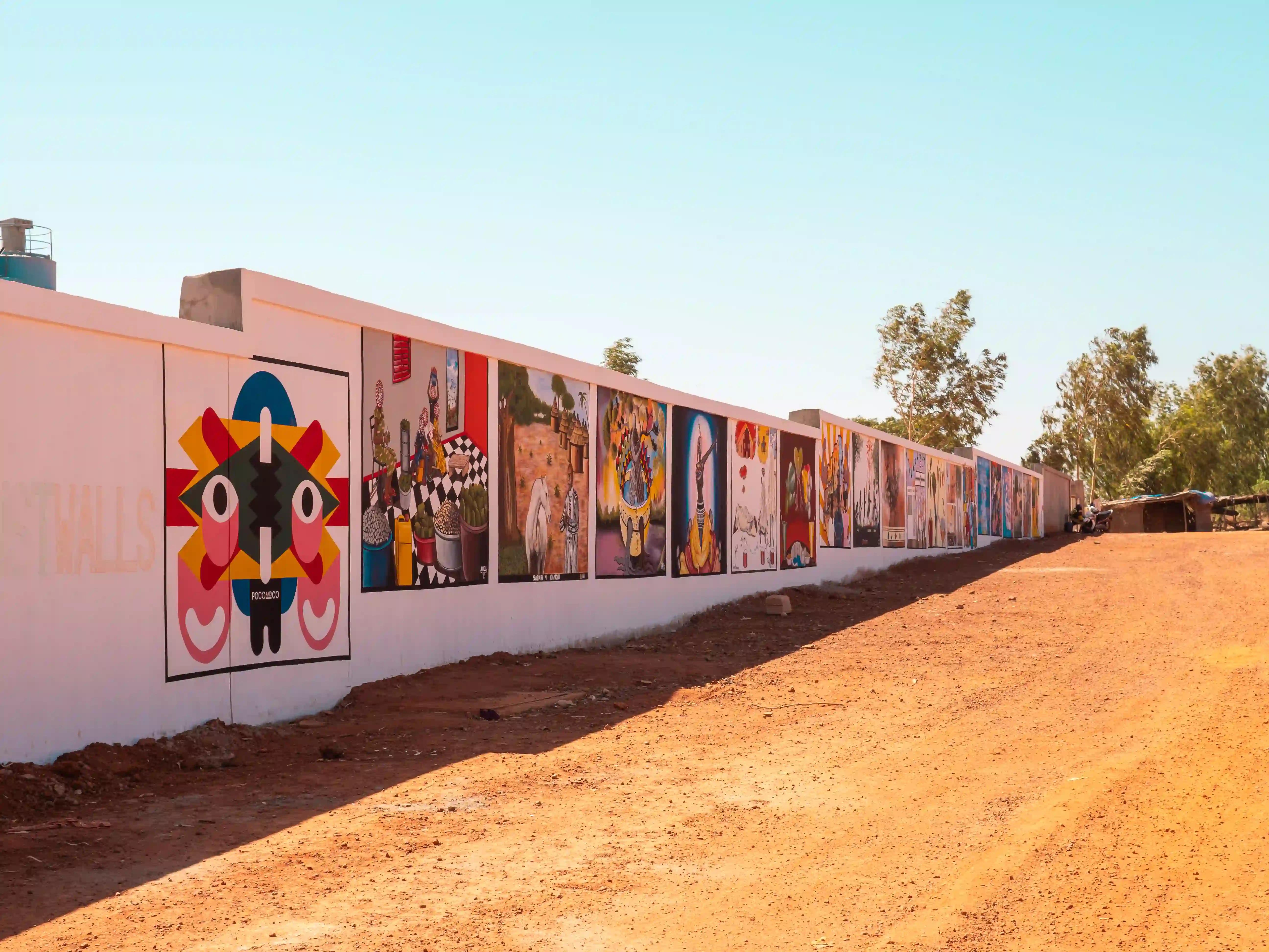 Photo d'un mur coloré avec diverses œuvres d'art - gebana.com