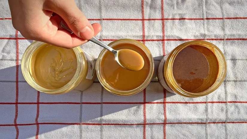 Trois pots contenant différentes purées de noix