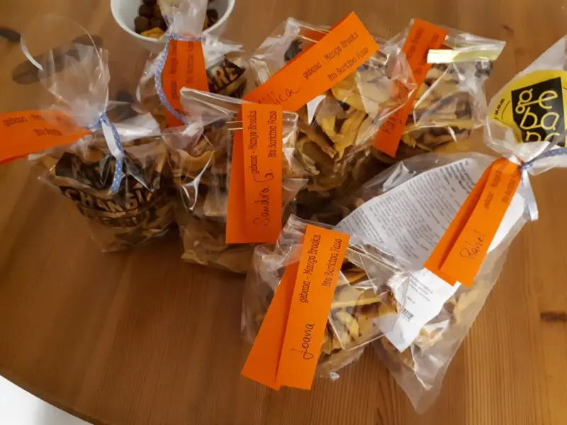 Photo of small plastic bags filled with dried mangoes, gebana.com
