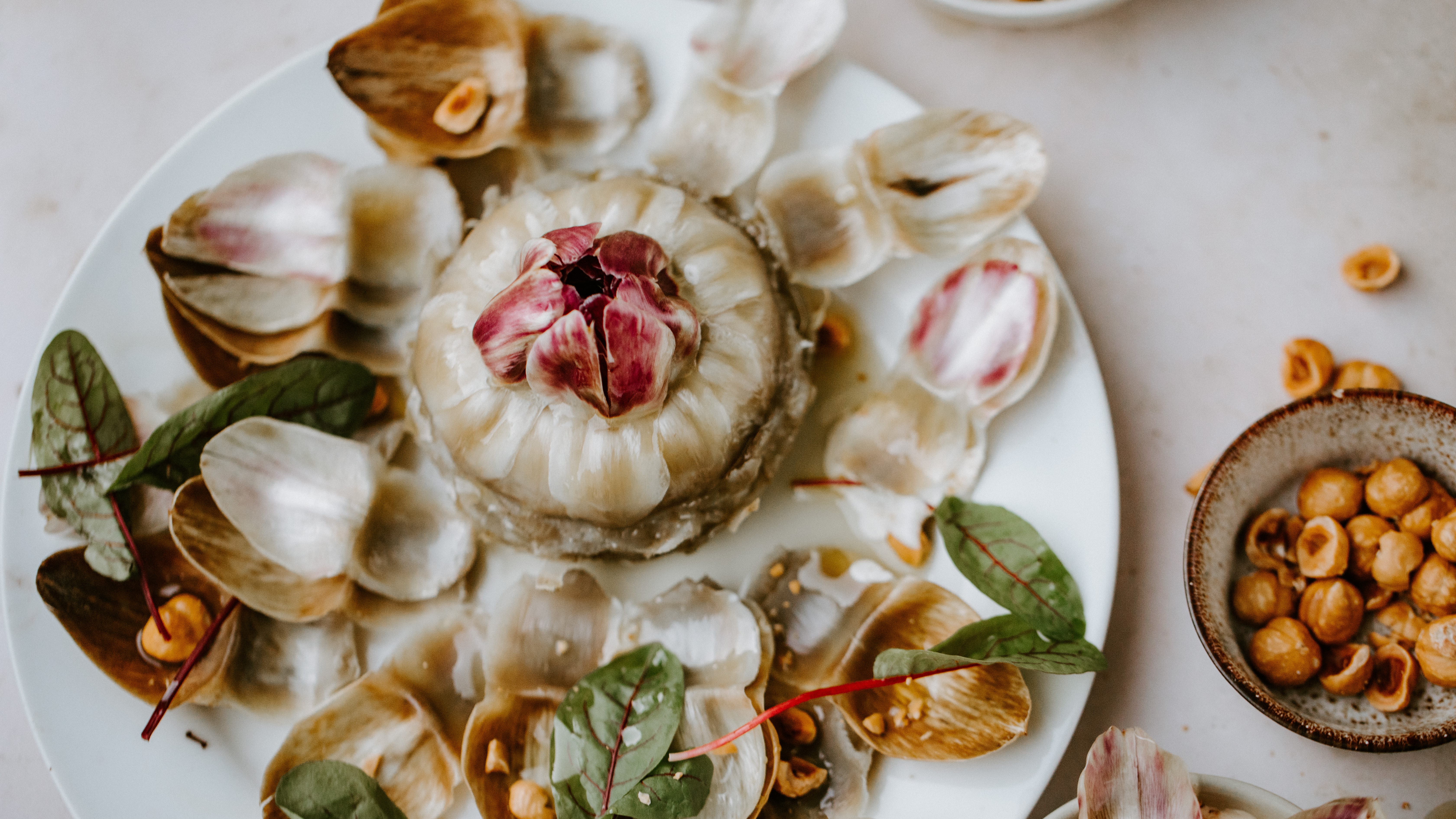 Artichauts avec mayonnaise aux noisettes & tapenade olives-cajou