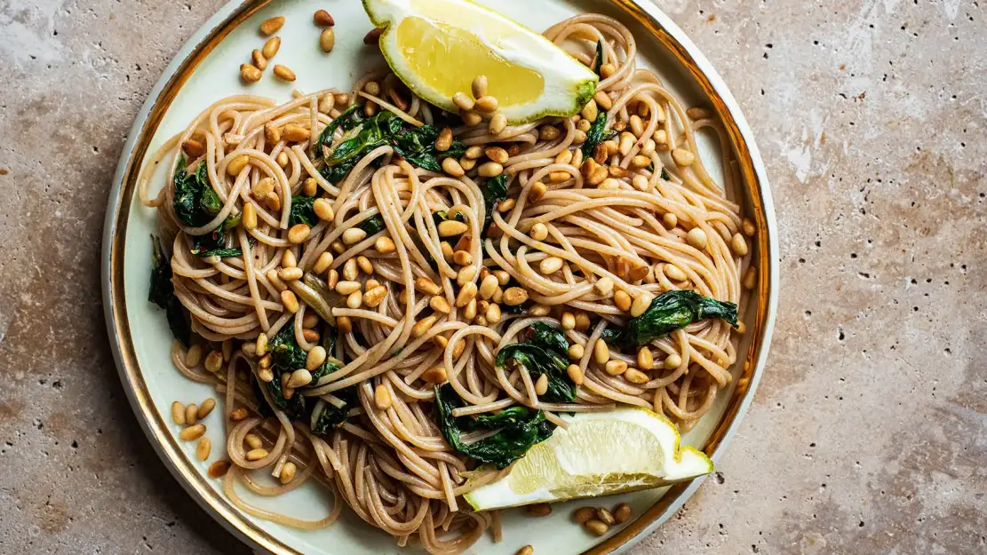 Spinat-Pasta mit Zedernüssen