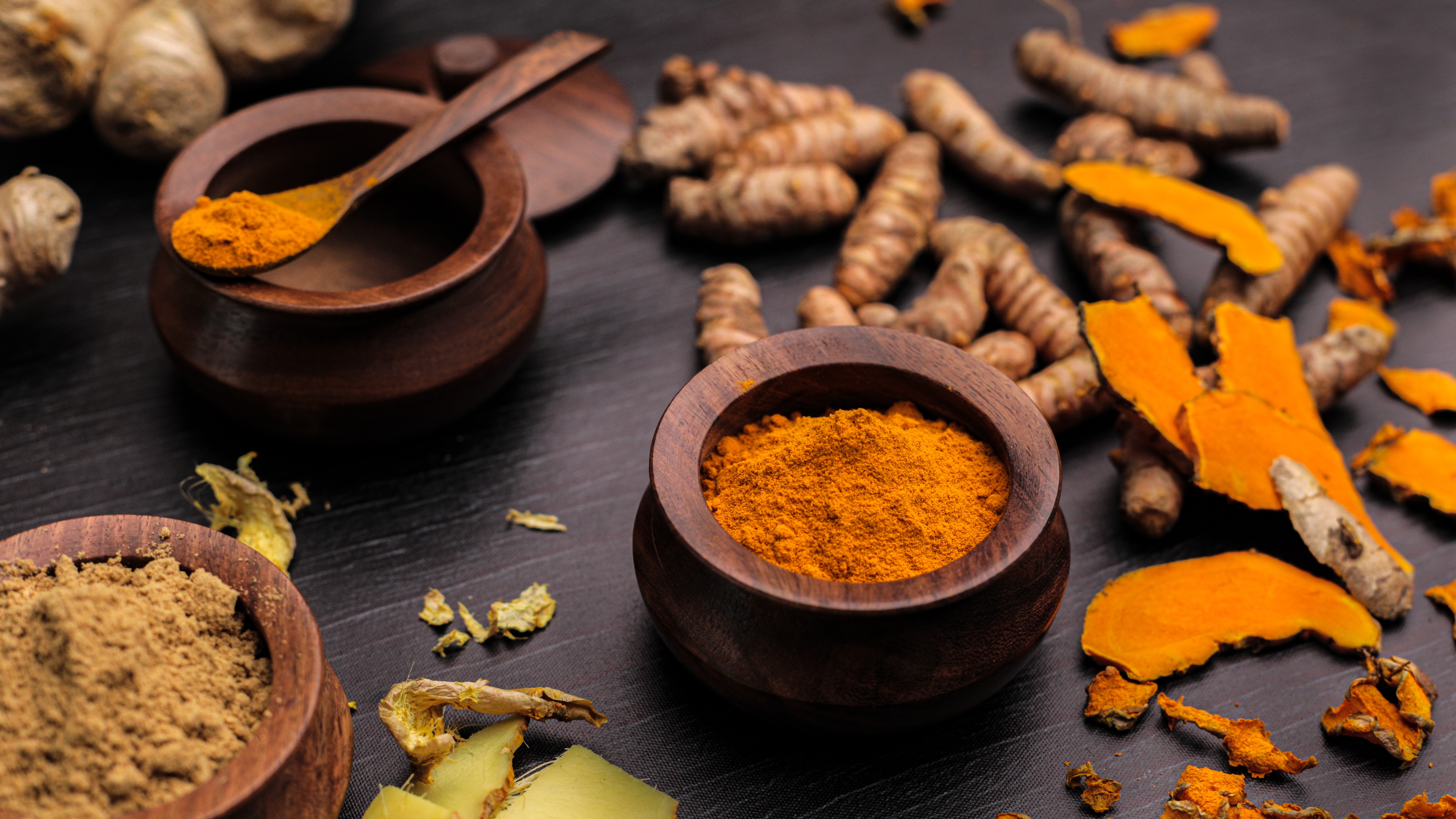 Poudre de curcuma et de gingembre