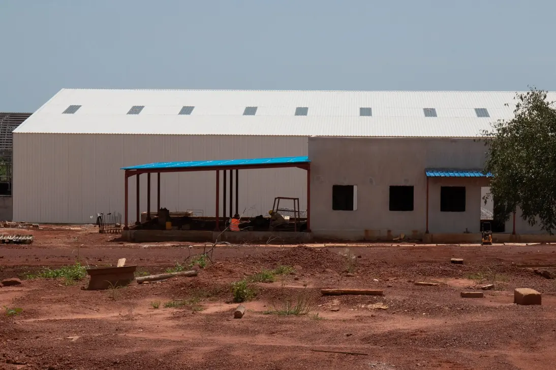 Photo d'un hall blanc vu de l'extérieur - gebana.com