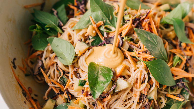Bunter asiatischer Nudelsalat mit Spicy Cashew-Dressing