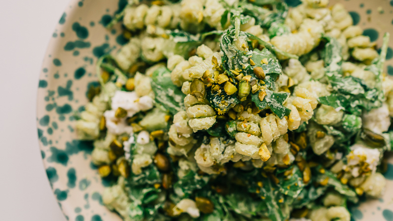 Nudelsalat mit grünem Cashew-Dressing