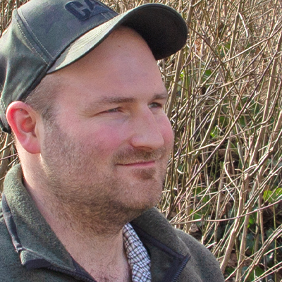 Photo d'un agriculteur de profil, arrière-plan - gebana.com