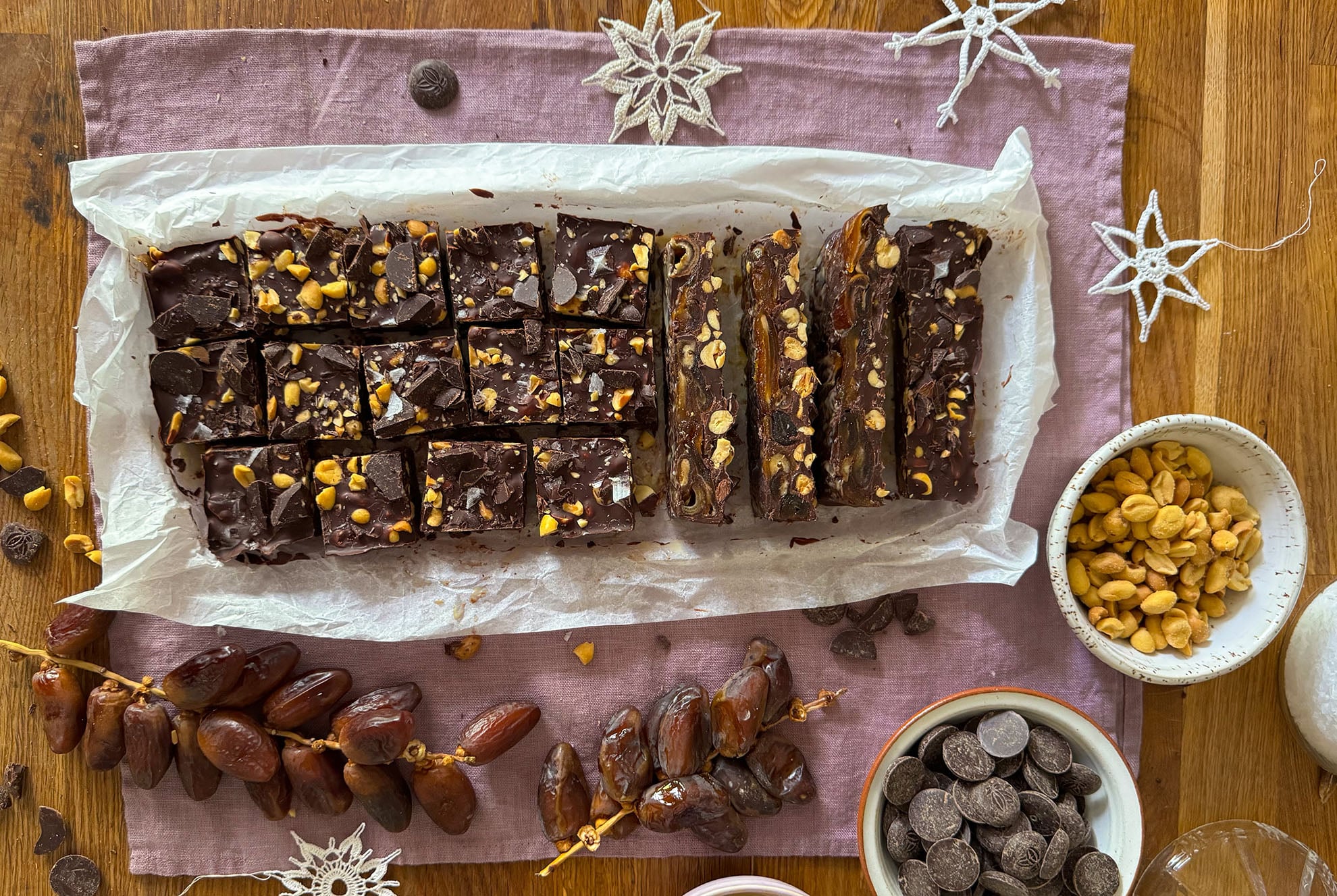 Dattelriegel mit Erdnüssen, Tahini und Schokolade